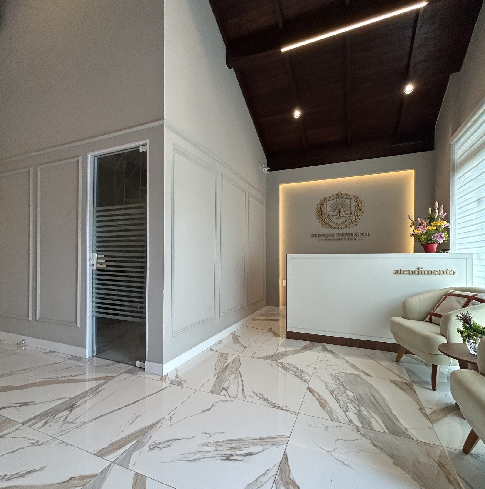 Recepção com boiserie e sanca